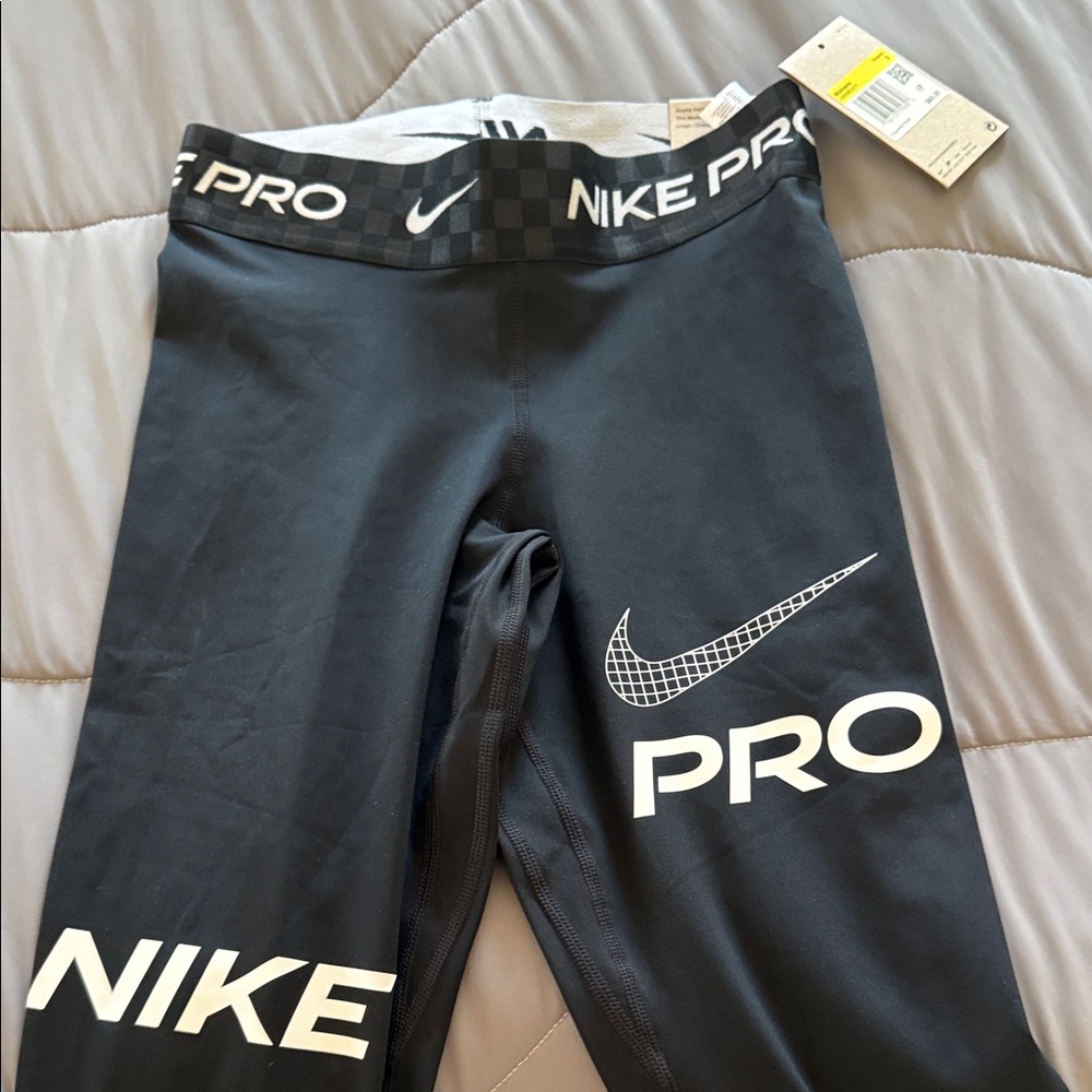 NEW Nike Pro Black and White Leggings